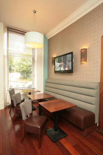 TV a/nebo společenská místnost v ubytování Acorn Hotel
