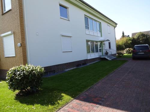 a white house with a lawn in front of it at Strandleben 4 in Grömitz