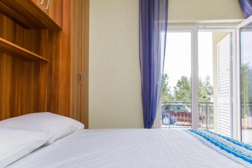 um quarto com uma cama e uma janela com vista em Vila Lukrecija em Drace