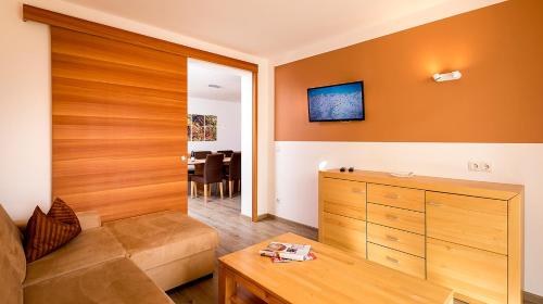 a living room with a couch and a dresser at Bella Vista Apart in Fiss