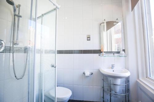 Bilik mandi di Cobbleview Rooms