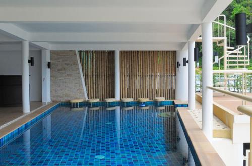 een zwembad met krukken in het midden bij Surin villa in Surin Beach