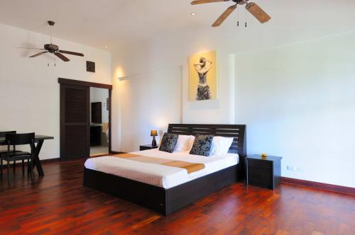 Łóżko lub łóżka w pokoju w obiekcie Surin villa