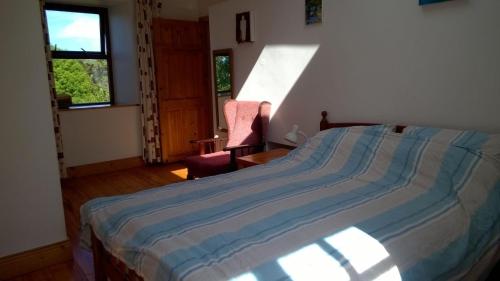 Una cama o camas en una habitación de The Old Coastguard Station