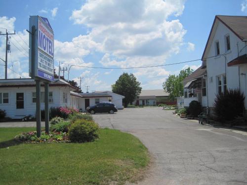 a motel sign in the middle of a parking lot at Rosecourt Motel in Stratford