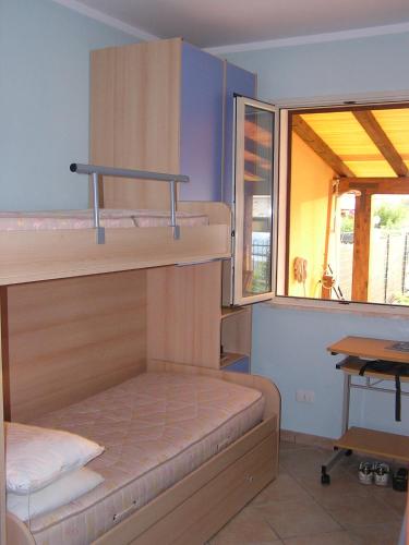 a bunk bed in a room with a window at La Villetta di Leonardo, con piscina privata in Campofelice di Roccella