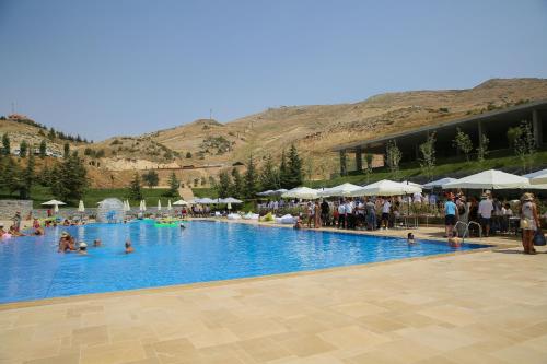 Πισίνα στο ή κοντά στο Le Grand Chalet Zaarour