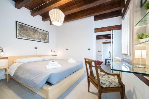 威尼斯的住宿－威尼塞塞拉卡薩桑托斯特法諾公寓，一间卧室配有一张床、一张桌子和一把椅子