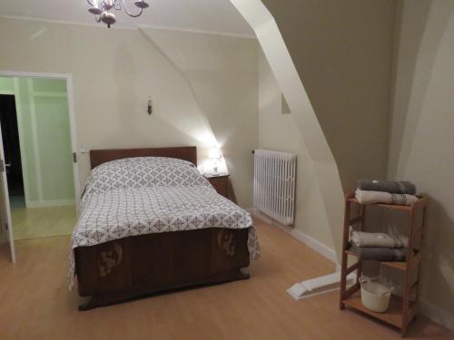 sypialnia z łóżkiem i schodami w obiekcie La Datiniere w mieście Parigny