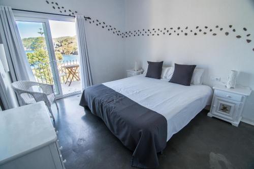 Postel nebo postele na pokoji v ubytování Hotel Cala Joncols