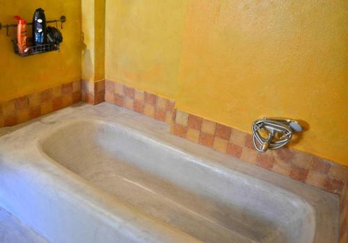 wanna w narożnej łazience w obiekcie Corfu Town Garden Cottage w Korfu