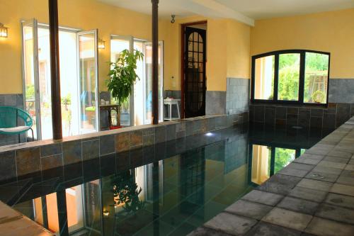 Πισίνα στο ή κοντά στο Chambre d'Hôtes La Grenade Bleue