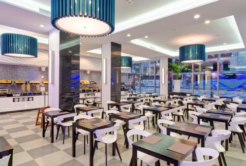 a dining room with tables and chairs in a restaurant at Riu Plaza New York Times Square in New York
