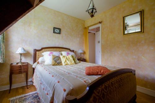 sypialnia z dużym łóżkiem w pokoju w obiekcie Le Pré Sainte-Anne w mieście Offranville