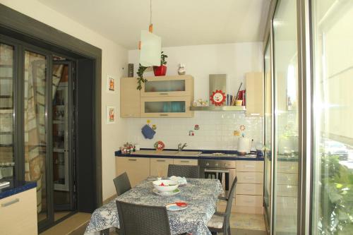 kuchnia ze stołem i krzesłami w obiekcie Pretty Home w mieście Acireale