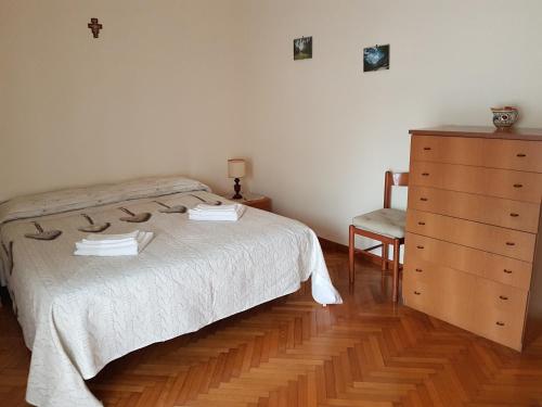 ローマにあるCasa grandeのベッドルーム1室(ドレッサー付きベッド1台、椅子付)