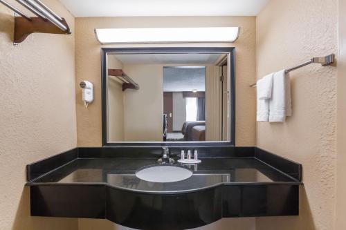 Phòng tắm tại Super 8 by Wyndham Atoka