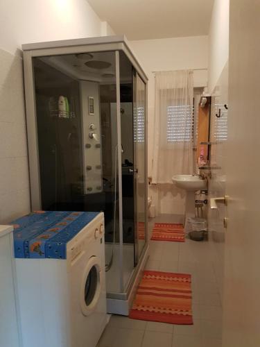 ローマにあるCasa grandeのバスルーム(シャワー、洗濯機付)