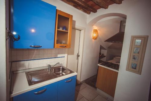 eine kleine Küche mit einer Spüle und einem Herd in der Unterkunft Casa Vacanze Al Settimo Cielo in Massa