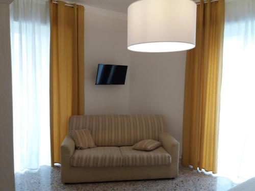 ナポリにあるCasa Fioreのリビングルーム(ソファ、薄型テレビ付)
