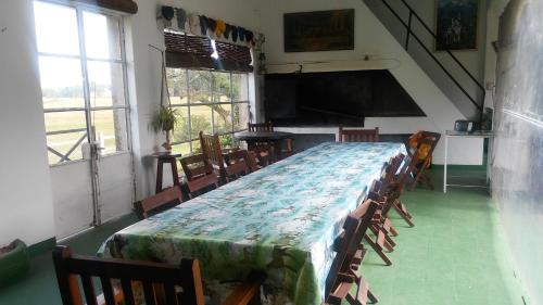 TV a/nebo společenská místnost v ubytování Estancia El Rosario