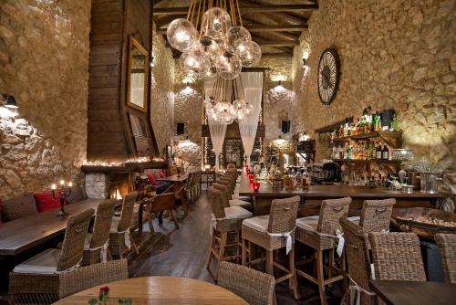 un restaurante con mesas y sillas y un bar en Teresa Country Lodge, en Eptalofos