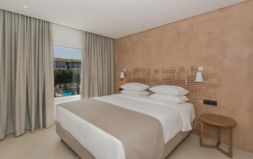 Gulta vai gultas numurā naktsmītnē Bitzaro Grande Hotel & Suites