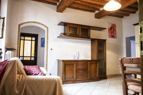 ein Wohnzimmer mit einem Sofa und einem Spiegel in der Unterkunft Il Castello in Bucine