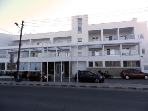 Το κτήριο όπου στεγάζεται  το ξενοδοχείο διαμερισμάτων