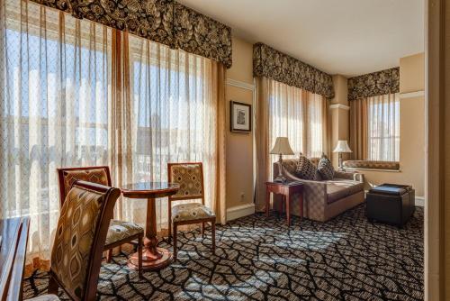 Postel nebo postele na pokoji v ubytování Gaslamp Plaza Suites
