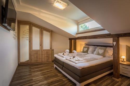 Postel nebo postele na pokoji v ubytování Luxusní Apartmán NMNM Mezonet