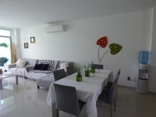 - un salon avec deux tables et un canapé dans l'établissement Costa Azul Suites 401, à Santa Marta