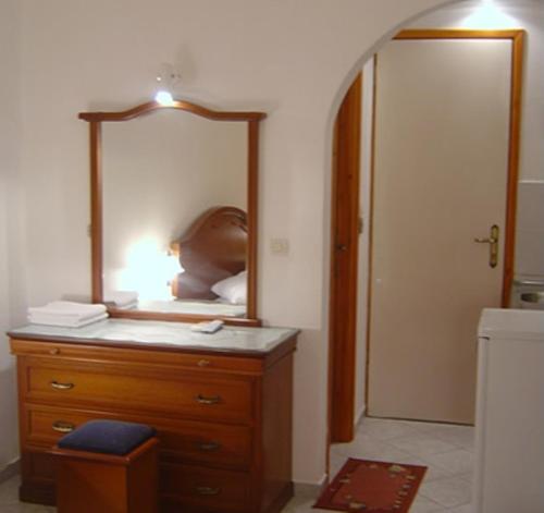 アギア・マリナにあるCostantonia Holiday Apartmentsのバスルーム(鏡付きドレッサー付)