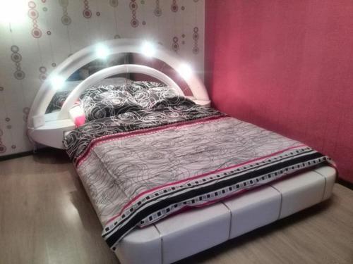 A bed or beds in a room at Apartment Na Kamsamolskoy