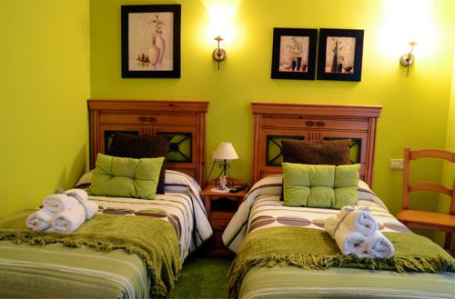 1 dormitorio con 2 camas con animales de peluche en Hostal Alfonso en Santiago de Compostela