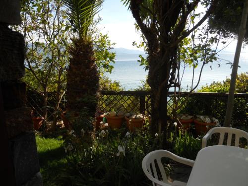 a patio with a table and chairs and the ocean at Villa Electra in Chorto