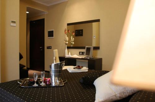 pokój hotelowy ze stołem i tacą z jedzeniem w obiekcie Hotel Latinum w Rzymie