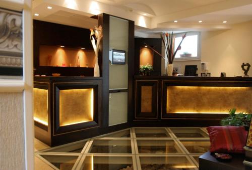 een lobby met een bar met een glazen vloer bij Hotel Latinum in Rome