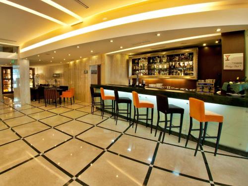 Lounge o bar area sa TURIM Alameda Hotel