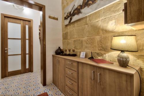 Ett kök eller pentry på Valletta Apartments 19