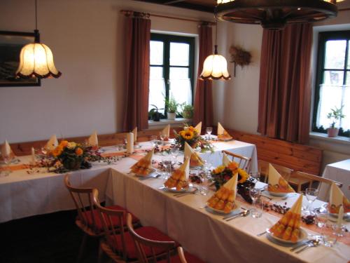 ห้องอาหารหรือที่รับประทานอาหารของ Ferienhof Stanzl