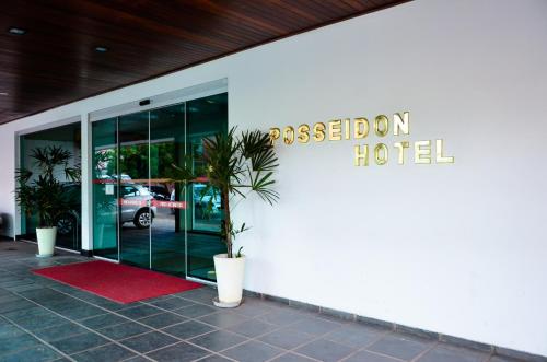 インペラトリズにあるPosseidon Hotelの建物脇の看板