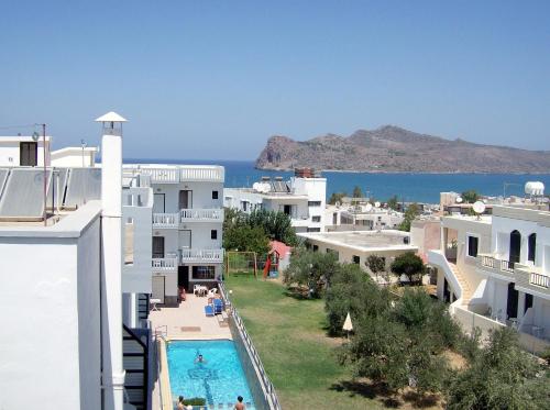 vistas al océano desde el balcón de un hotel en Popi Hotel Apartments, en Agia Marina de Nea Kydonia