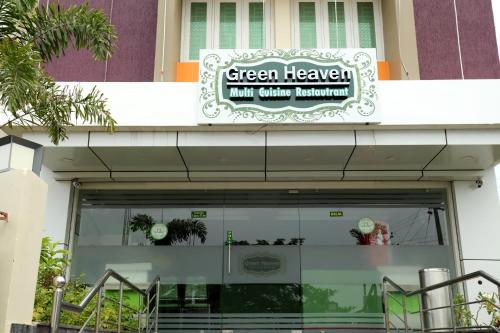 a sign for a green heaven mini gathering restaurant at Hotel Green Palace in Thanjāvūr