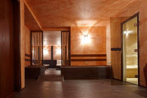 pasillo de un edificio con paredes de madera y espejo en Apartments "Ofir" en Sozopol
