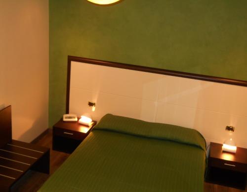 เตียงในห้องที่ La Bastia Hotel & Resort