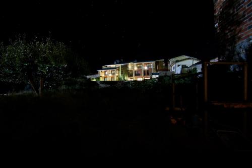 Taman di luar Dolcet L´Hotel