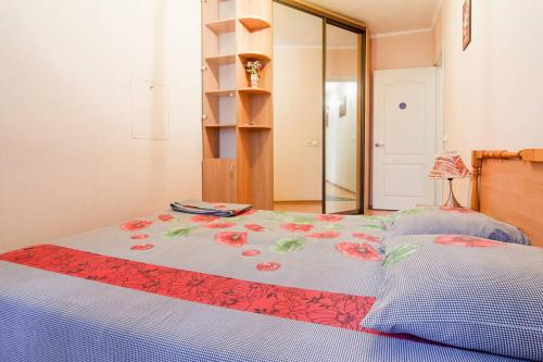 - une chambre avec un lit fleuri dans l'établissement Apartment on Evreyskaya 42a, à Odessa