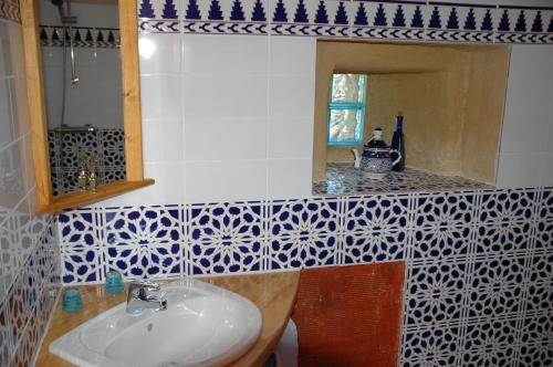 bagno con lavandino e specchio di La Jameliniere a Chailland