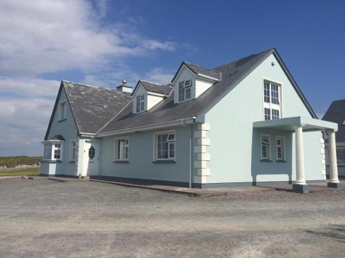 una casa bianca con tetto grigio di Skellig Port Accomodation - Sea View Rooms Ensuite a Portmagee